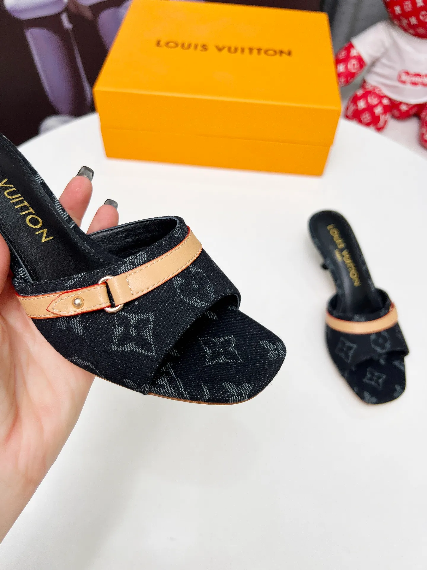 👟👟Ex-factory price 440👟👟 LV new denim kitten heel slippers 2025 summer must-have for goddesses, original replica, super comfortable on the feet. Show off the queen's temperament, the heel height is 5.5CM, which shows your temperament without being tiring. Standard code: 35-42 (41 and 42 codes are customized, non-returnable and non-exchangeable)